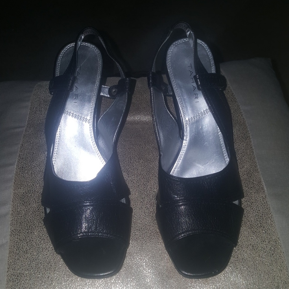 TAHARI heeled sandal